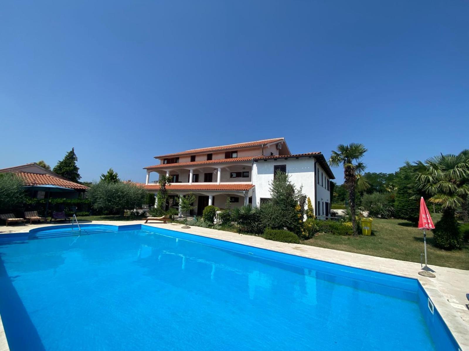 Aurelia Apartment *