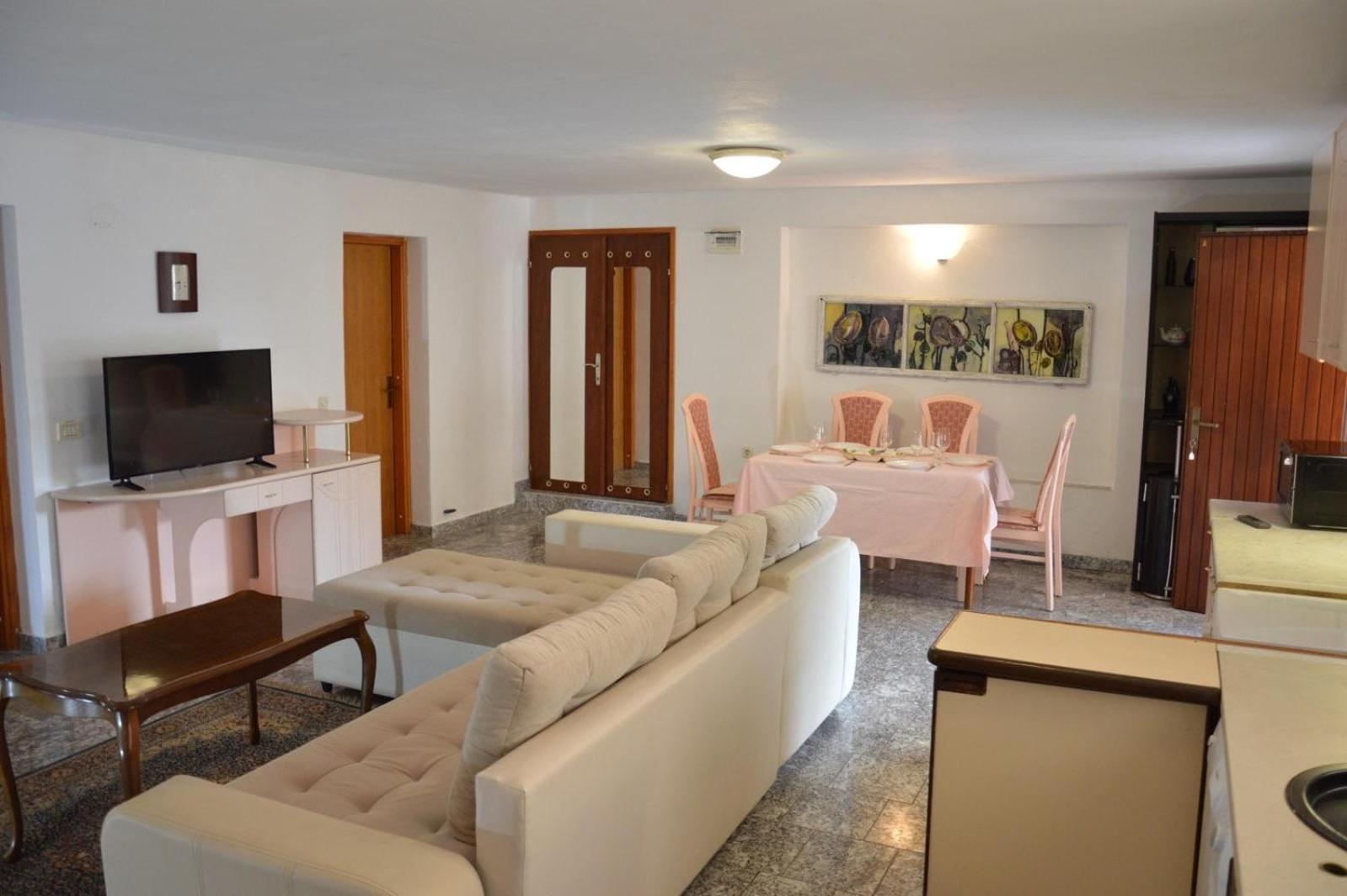 Aurelia Apartment